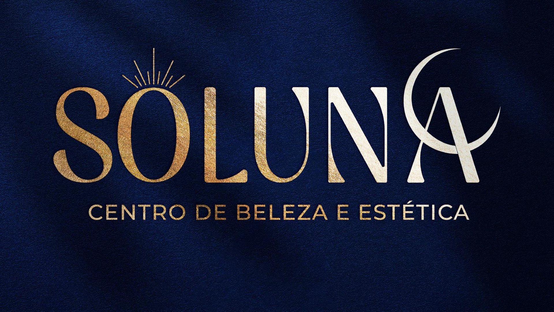 Logo SôLuna em dourado sobre veludo azul